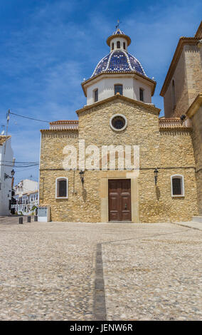 Place centrale avec ancienne église à Altea, Espagne Banque D'Images