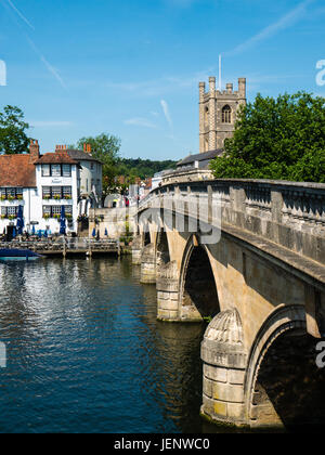 Pont Henley traversant la Tamise vers Henley-on-Thames, Oxfordshire, Angleterre, Royaume-Uni, GB. Banque D'Images