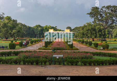 Mysore, Inde - le 26 octobre 2013 : terrain et parc vert et rouge du palais d'été de Tipu Sultan, appelé Daria Daulat Bagh. Palace en retour à la fin de visua Banque D'Images