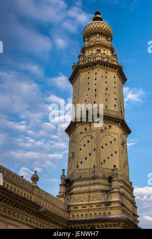 Mysore, Inde - le 26 octobre 2013 : Closup du minaret jaune et mur à la Mosquée Jamia Masjid sur Sriranagapatna Island. Doubles que pigeon le logement. C Bleu Banque D'Images