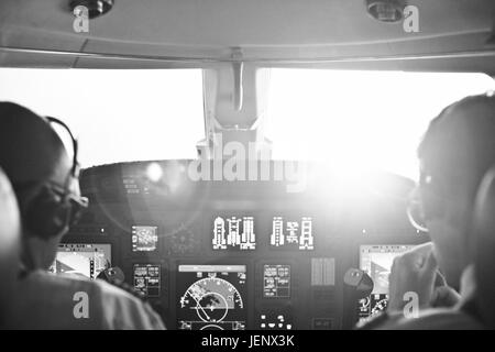 Vue arrière de deux pilotes assis dans le cockpit de l'avion Banque D'Images