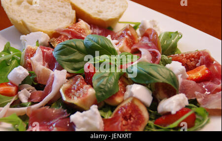 Salade méditerranéenne avec figue, jambon prosciutto, roquette et feuille de basilic Banque D'Images