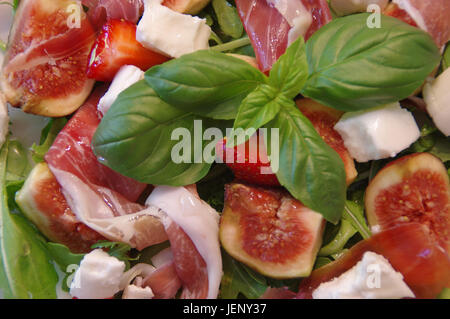 Salade méditerranéenne avec figue, jambon prosciutto, roquette et feuille de basilic Banque D'Images