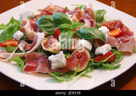 Salade méditerranéenne avec figue, jambon prosciutto, roquette et feuille de basilic Banque D'Images