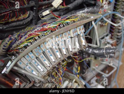 Éléments électriques et connexion des anciens de la machine. Partie de retro central téléphonique. Banque D'Images