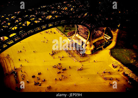 La foule sous la tour Eiffel la nuit Banque D'Images