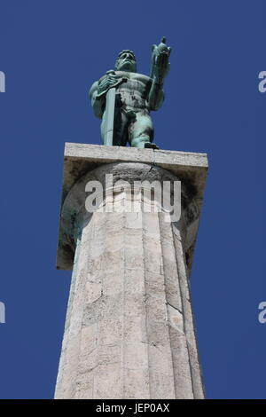 Monument sculpture du Belgrade Victor fait de bronze, situé en face du parc de Kalemegdan et la Save, quartier Zemun, Belgrade, Serbie. Banque D'Images