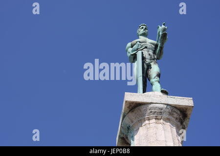 Monument sculpture du Belgrade Victor fait de bronze, situé en face du parc de Kalemegdan et la Save, quartier Zemun, Belgrade, Serbie. Banque D'Images