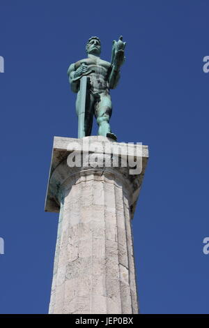 Monument sculpture du Belgrade Victor fait de bronze, situé en face du parc de Kalemegdan et la Save, quartier Zemun, Belgrade, Serbie. Banque D'Images