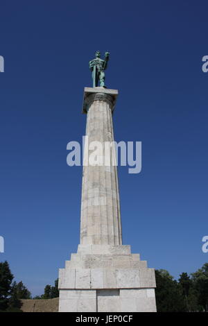 Monument sculpture du Belgrade Victor fait de bronze, situé en face du parc de Kalemegdan et la Save, quartier Zemun, Belgrade, Serbie. Banque D'Images
