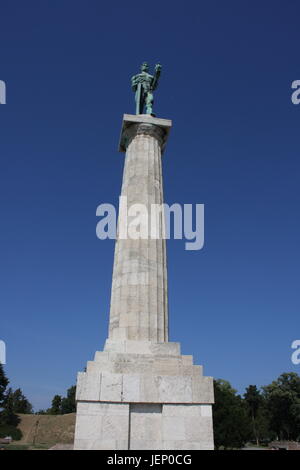 Monument sculpture du Belgrade Victor fait de bronze, situé en face du parc de Kalemegdan et la Save, quartier Zemun, Belgrade, Serbie. Banque D'Images