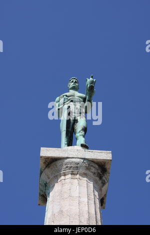 Monument sculpture du Belgrade Victor fait de bronze, situé en face du parc de Kalemegdan et la Save, quartier Zemun, Belgrade, Serbie. Banque D'Images