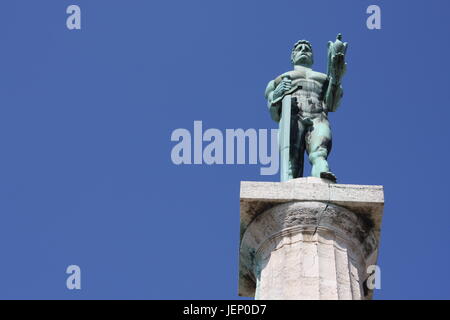 Monument sculpture du Belgrade Victor fait de bronze, situé en face du parc de Kalemegdan et la Save, quartier Zemun, Belgrade, Serbie. Banque D'Images