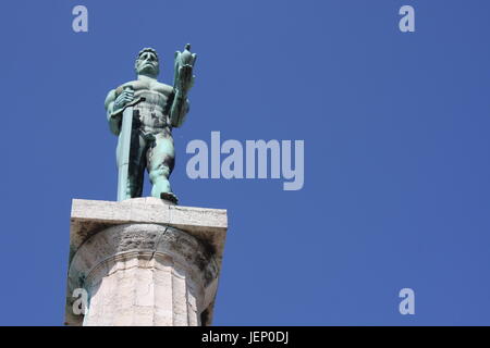 Monument sculpture du Belgrade Victor fait de bronze, situé en face du parc de Kalemegdan et la Save, quartier Zemun, Belgrade, Serbie. Banque D'Images