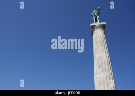 Monument sculpture du Belgrade Victor fait de bronze, situé en face du parc de Kalemegdan et la Save, quartier Zemun, Belgrade, Serbie. Banque D'Images