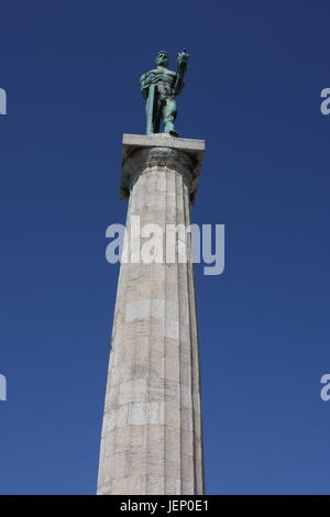 Monument sculpture du Belgrade Victor fait de bronze, situé en face du parc de Kalemegdan et la Save, quartier Zemun, Belgrade, Serbie. Banque D'Images