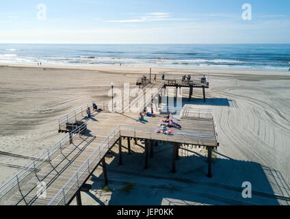 WILDWOOD, NEW JERSEY, USA - Le 25 juin 2017 : Crest beach et quai en bois d'en haut avec vue sur l'océan et les touristes se détendre sur la pier Banque D'Images