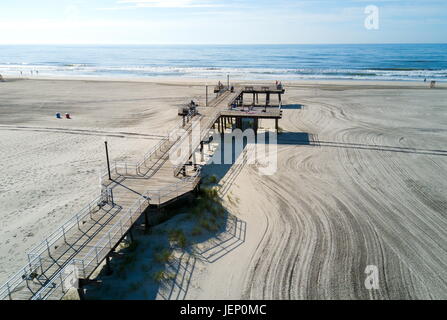 WILDWOOD, NEW JERSEY, USA - Le 25 juin 2017 : Crest beach et quai en bois d'en haut avec vue sur l'océan et les touristes se détendre sur la pier Banque D'Images