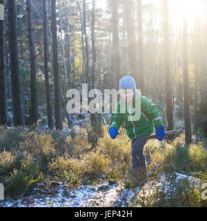 Garçon avec walking in forest Banque D'Images