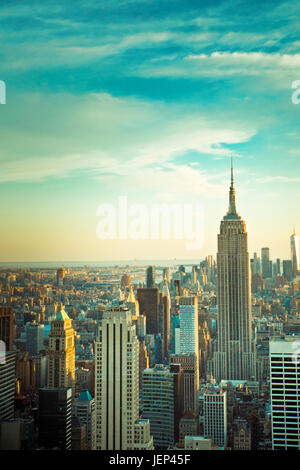 Vue sur New York City skyline vu de midtown Manhattan à centre-ville. Cette image a vintage ton filtre.