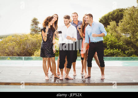 Happy young friends having drinks Banque D'Images