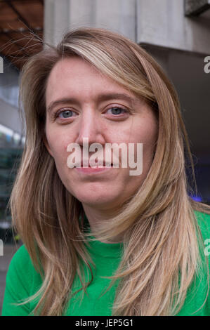 Chef du conseil de Camden Maine Gould hors lotissement Chalcots où les résidents ont été invités à évacuer leurs maisons en raison de problèmes de sécurité incendie suite à la catastrophe de la tour de Grenfell. London,UK Banque D'Images