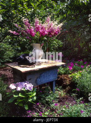 Marché aux puces, avec table de jardin patiné vintage téléphone, vase avec fleurs Banque D'Images