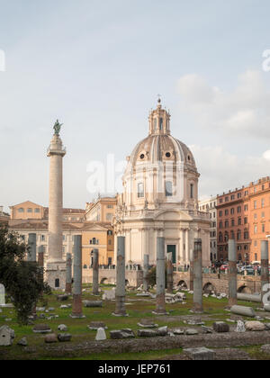 Ruines de la basilique Ulpia, Trajans Santissimo Nome di et la colonne de l'église Maria, Rome Banque D'Images