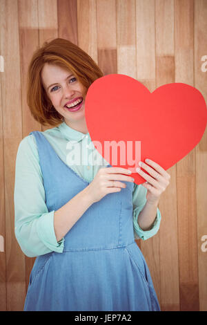 Jolie hipster holding heart Banque D'Images