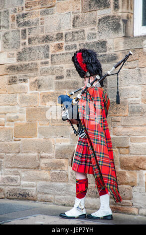 L'homme à la cornemuse écossaise traditionnelle sur le costume Royal Mile, Édimbourg touristes divertissant Banque D'Images