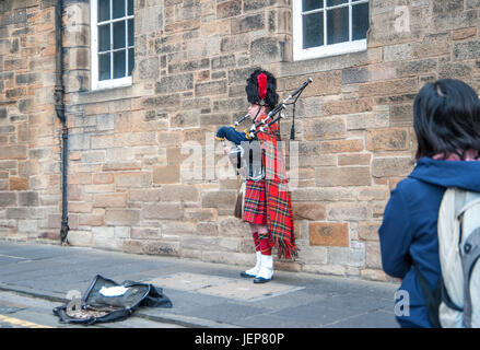 L'homme à la cornemuse écossaise traditionnelle sur le costume Royal Mile, Édimbourg touristes divertissant Banque D'Images