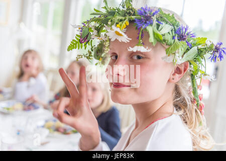 Girl wearing flower wreath Banque D'Images