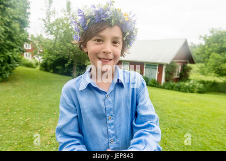 Portrait of Girl wearing flower wreath Banque D'Images