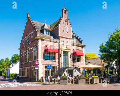 Les gens se détendre sur une terrasse de restaurant dans l'ancien hôtel de ville de Laren, Hollande du Nord, Pays-Bas Banque D'Images