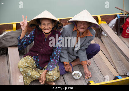 2 Personnes âgées vietnamienne avec un signe de la paix Banque D'Images
