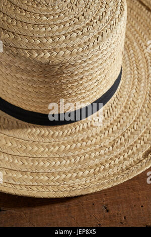 Un classique homme Amish's Straw Hat Banque D'Images