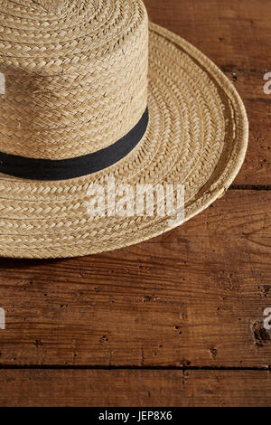 Un classique homme Amish's Straw Hat Banque D'Images