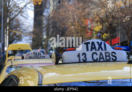 Des taxis sont disponibles pour les passagers au centre-ville de Melbourne en Australie. Banque D'Images