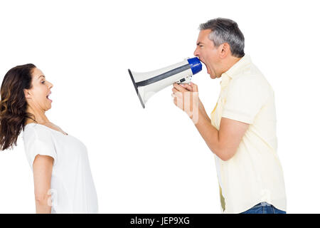 Couple de crier avec man holding megaphone Banque D'Images