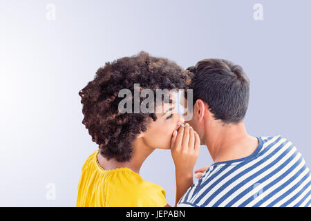 Image composite du couple chuchoter dans l'oreille Banque D'Images