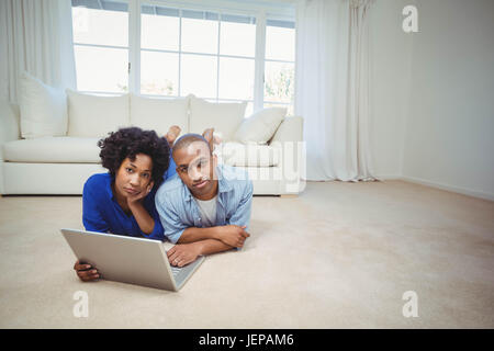 Heureux couple lying on the floor Banque D'Images