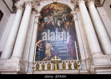 Venise Vénétie Italie. La peinture de Luca Giordano intitulée 'La presentazione della Vergine al Tempio' 1674, à l'intérieur de l'église de Santa Maria della Sal Banque D'Images