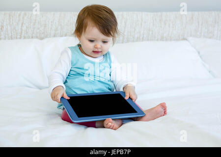 Adorable bébé aa holding tablet computer Banque D'Images