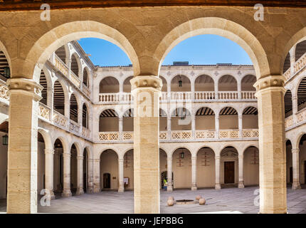 L'Espagne, Castille et León, Valladolid, colonnades intérieur du Palacio de Santa Cruz, un Early-Renaissance palace du 15e siècle Banque D'Images