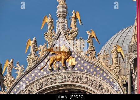 Venise Vénétie Italie. Le Golden Lion sur San Marco di San Mark cathédrale. Banque D'Images