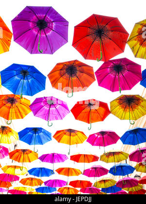 Parapluies colorés suspendus dans le ciel Banque D'Images