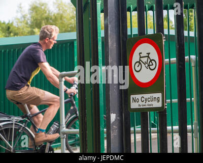 Ne pas tenir compte d'un règlement local pas de vélo Banque D'Images