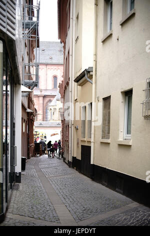 Mainz, Allemagne - 20 Avril 2017 : une ruelle étroite de la cathédrale avec des magasins et restaurants dans le centre-ville le 20 avril 2017 à Mayence. Banque D'Images