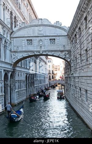 Venise Vénétie Italie. Il ponte dei Sospiri (1600-1603), pont des soupirs qui passent le long du Rio palazzo et relie le Palais des Doges avec la nouvelle prison' Banque D'Images