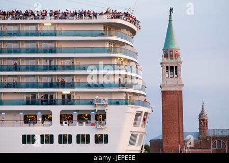 Venise Vénétie Italie. Vue emblématique du navire de croisière Costa Luminosa quitter Venise avec ses passagers de regarder la ville. Close up de San Giorgio Maggiore Banque D'Images